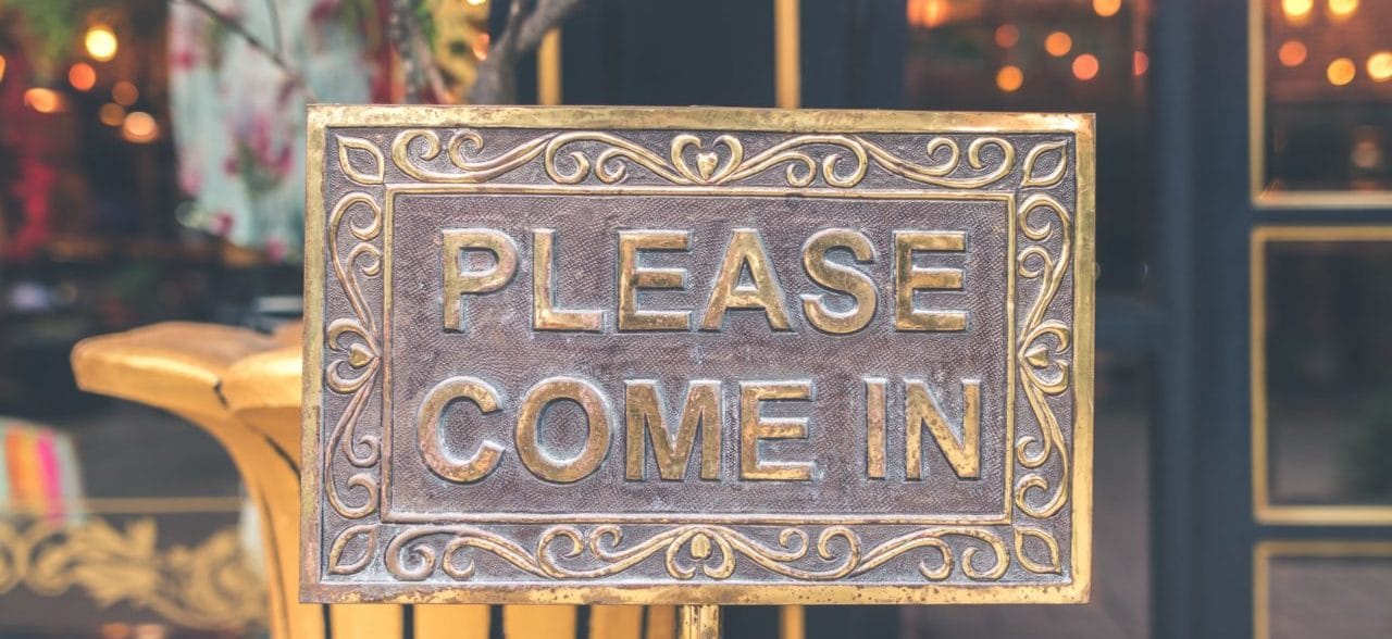 Hij zit altijd met zijn deur open